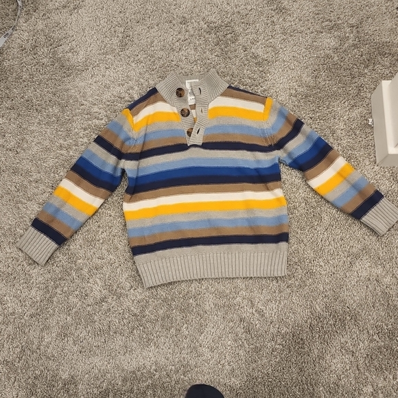 Boys size 4 sweater - Picture 1 of 3
